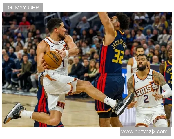 镜头捕捉:勇士赛场小动作引发热议